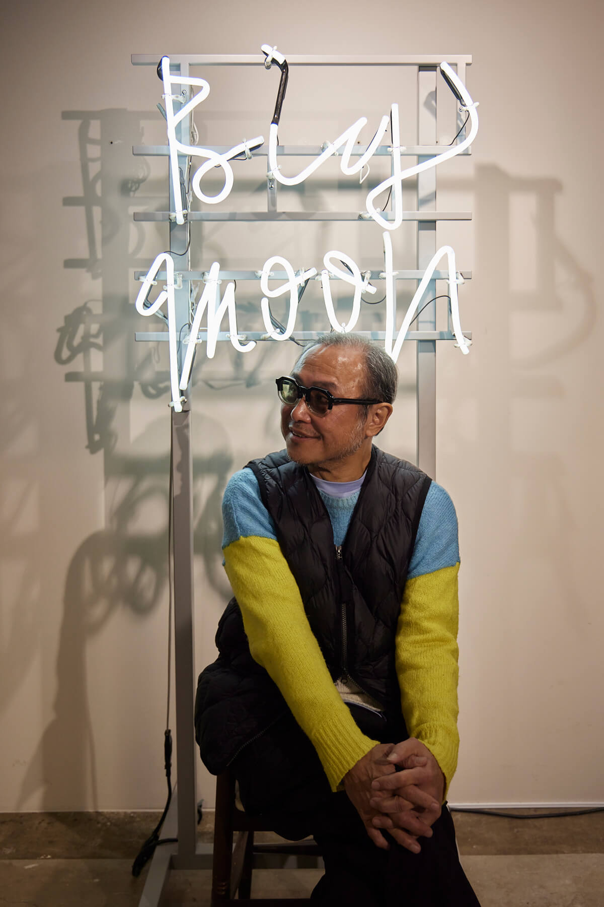 アート作品の前に座る遠山さん