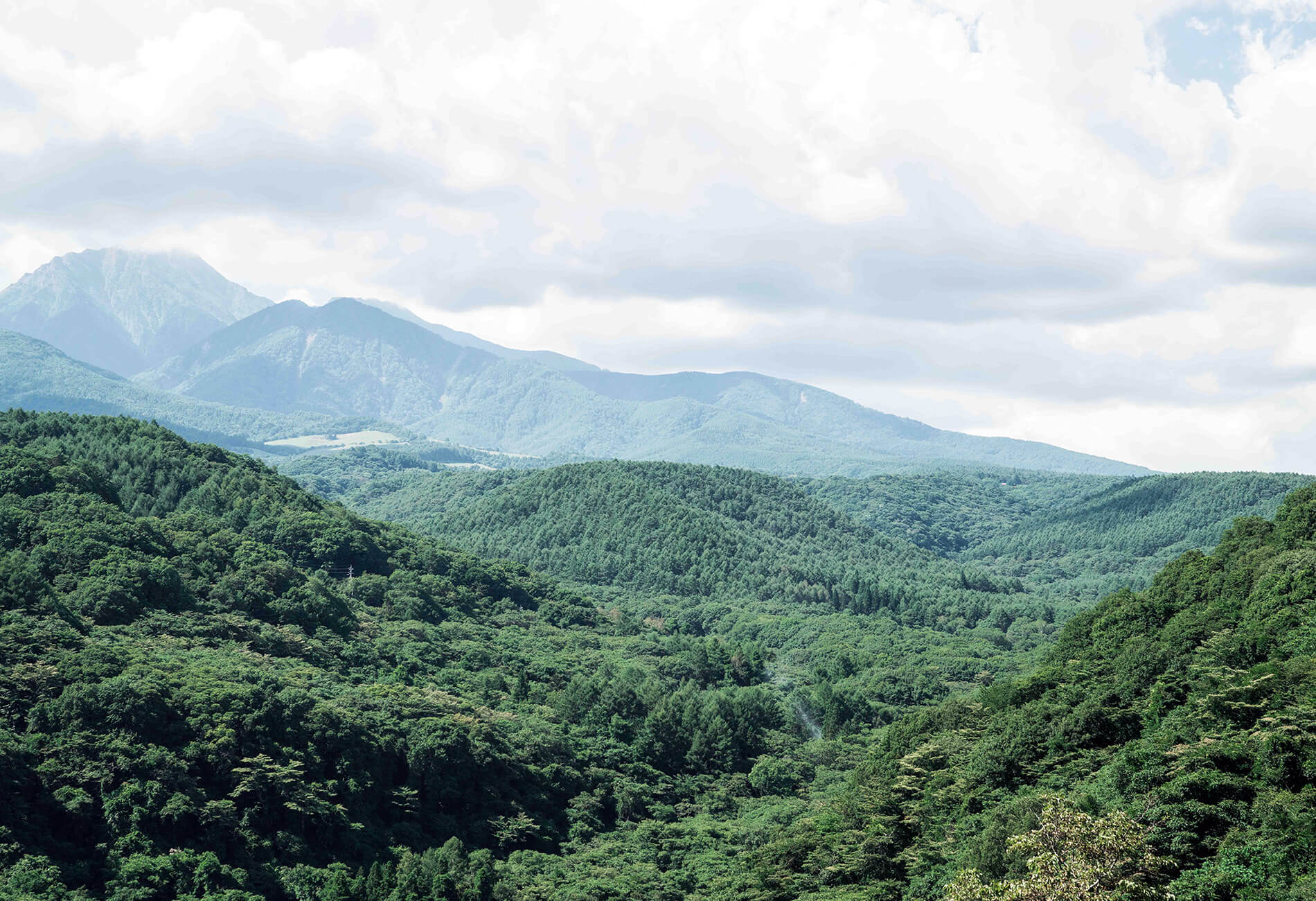 Every SANU 2nd Home is surrounded by magnificent nature. From Kitayashiro, where Yatsugatake 1st is located, you can see the Mt. Yatsugatake to the north, the Southern Alps to the southwest, and Mt. Fuji beyond the Kogen Ohashi Bridge to the south.