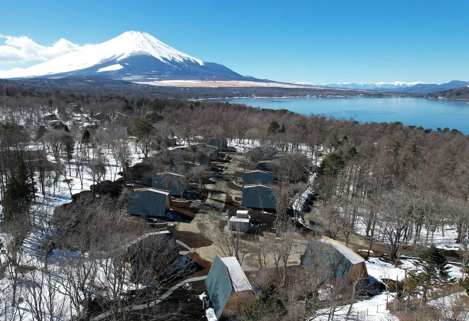 Yamanakako 1st in winter. Deer often come to play near the base.