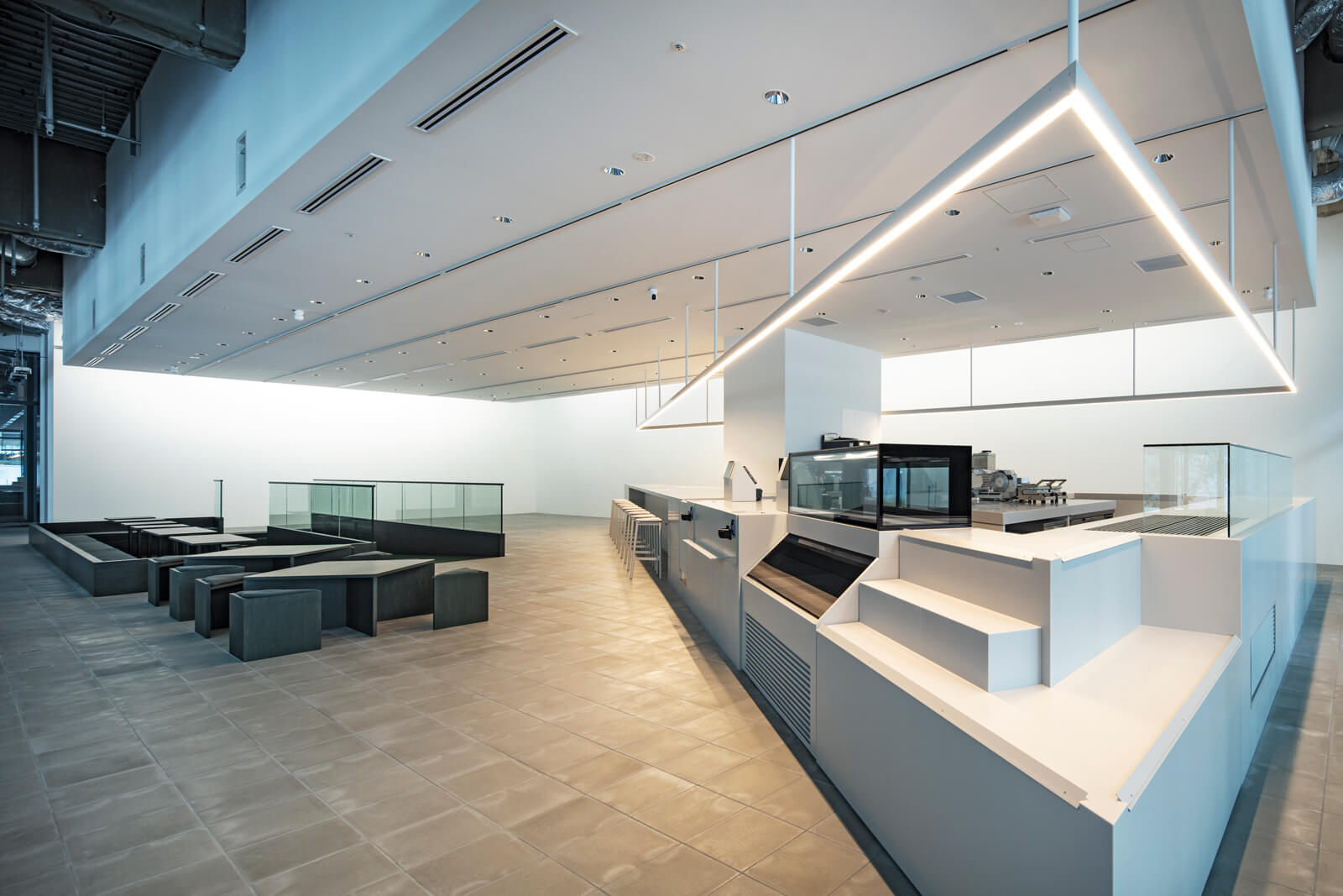 A space with an exhibition space and a cafe